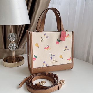 🎀 (สด-ผ่อน) กระเป๋า 8.5 นิ้ว ครีมน้ำตาลลายผัก C8253 Coach Dempsey Tote 22 With Dreamy Veggie Print