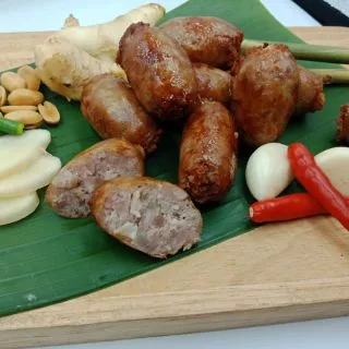 ไส้กรอกหมู ล้วนไม่มีข้าว ตรายิ่งเจริญ ทอดไม่แตก ขนาด500กรัม