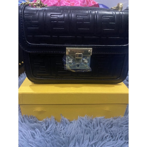 กระเป๋าสะพายfindiพร้อมส่ง