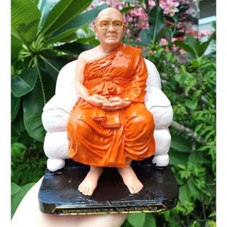 หลวงพ่อฤาษีลิงดำนั่งบนโซฟา วัดท่าซุงจังหวัดอุทัยธานี