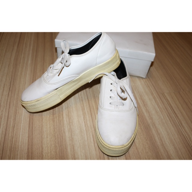 รองเท้าผ้าใบสีขาวเสริมส้นสไตเกาหลีน่ารักๆ ไซส์ 37-38 ความยาวเท้า 24-24.5 ซม.
