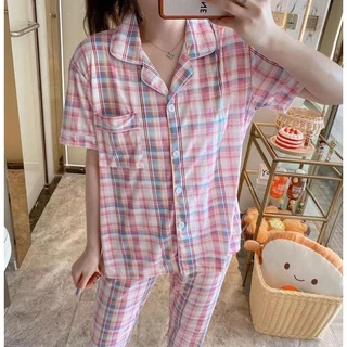 พร้อมส่ง:ชุดนอนผ้าคอตตอนลายสก๊อตแขนสั้นขายาว ชุดนอนเสื้อแขนสั้น มี กระดุม คอปก และกางเกงขายาว ลายสก๊อต สีน่ารักสดใส