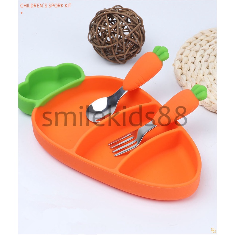 พ ร้ อ ม ส่ ง จานซิลิโคนเด็กแครอทก้นดูด พร้อมช้อนส้อมและหลอดดูดซุปอาหาร carrot plate set