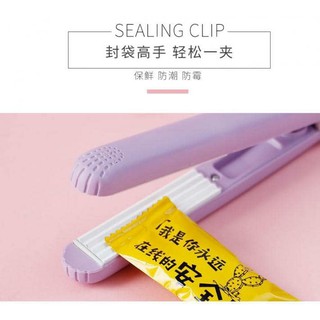 Clamp bag sealer เครื่องซีลปากถุงถนอมอาหาร แบบพกพา ใช้ปิดปากถุง ถนอมขนม อาหาร ช่วยรักษาความความสะอาด (คละสี)