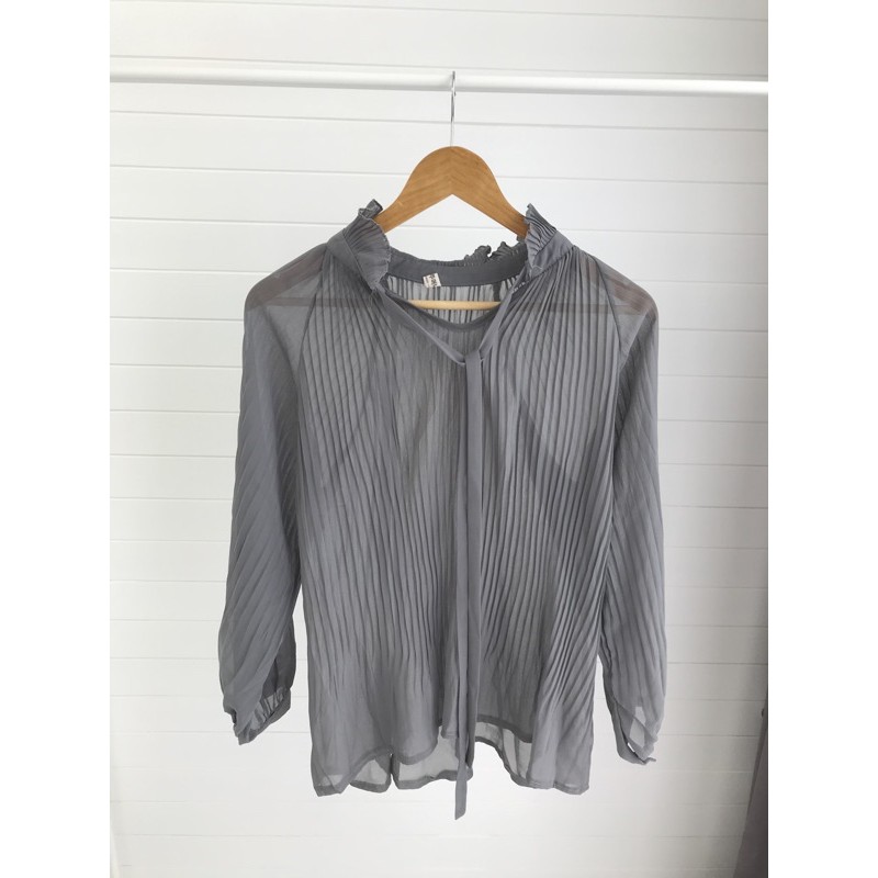 lookbook grey pleated shirt เสื้อพลีท คอจีบ มีโบว์ผูกคอเสื้อ สีเทา free size