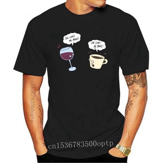 เสื้อยืดผ้าฝ้ายใหม่ เสื้อยืดลําลอง แขนสั้น พิมพ์ลาย Joke She Loves Me More Coffee Wine Caffeine สุดเท่ แฟชั่นสําหรับผู้ช