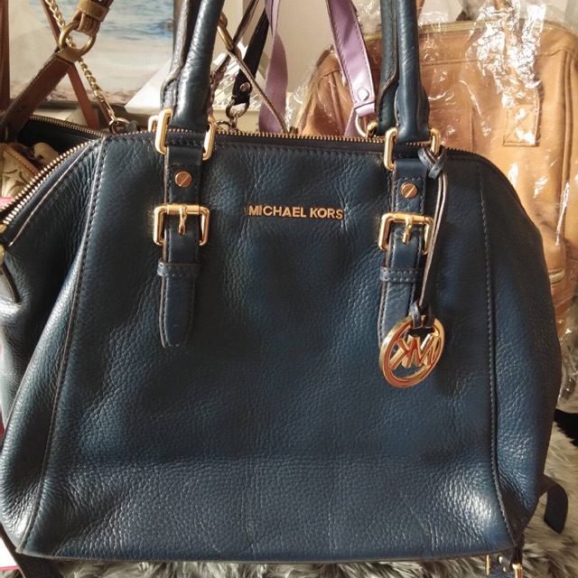 กระเป๋าสะพายMK สีน้ำเงืน มือสอง สภาพสวยมีร่องรอยการใช้งานประปราย โดยรวมพร้อมใช้งาน