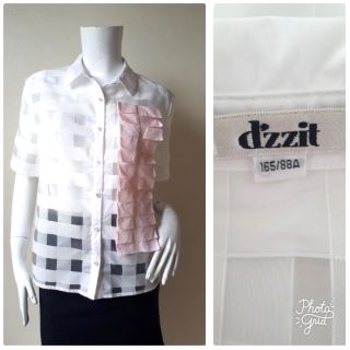 dzzit เสื้อแขนสั้น  ผ้าแก้วทอลายตาราง คัตติ้งเนี้ยบแบรนด์จากญี่ปุ่น  Size 165/88A รอบอก 40 นิ้วค่ะ