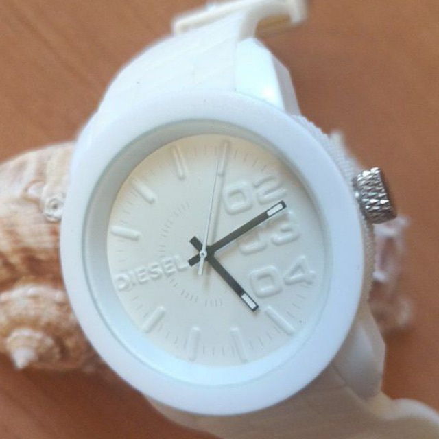 นาฬิกาแบรนด์เนมDIESELหน้าปัดสีขาวสายซิลิโคนสีขาว ของแท้ 100% มือสองสภาพสวย