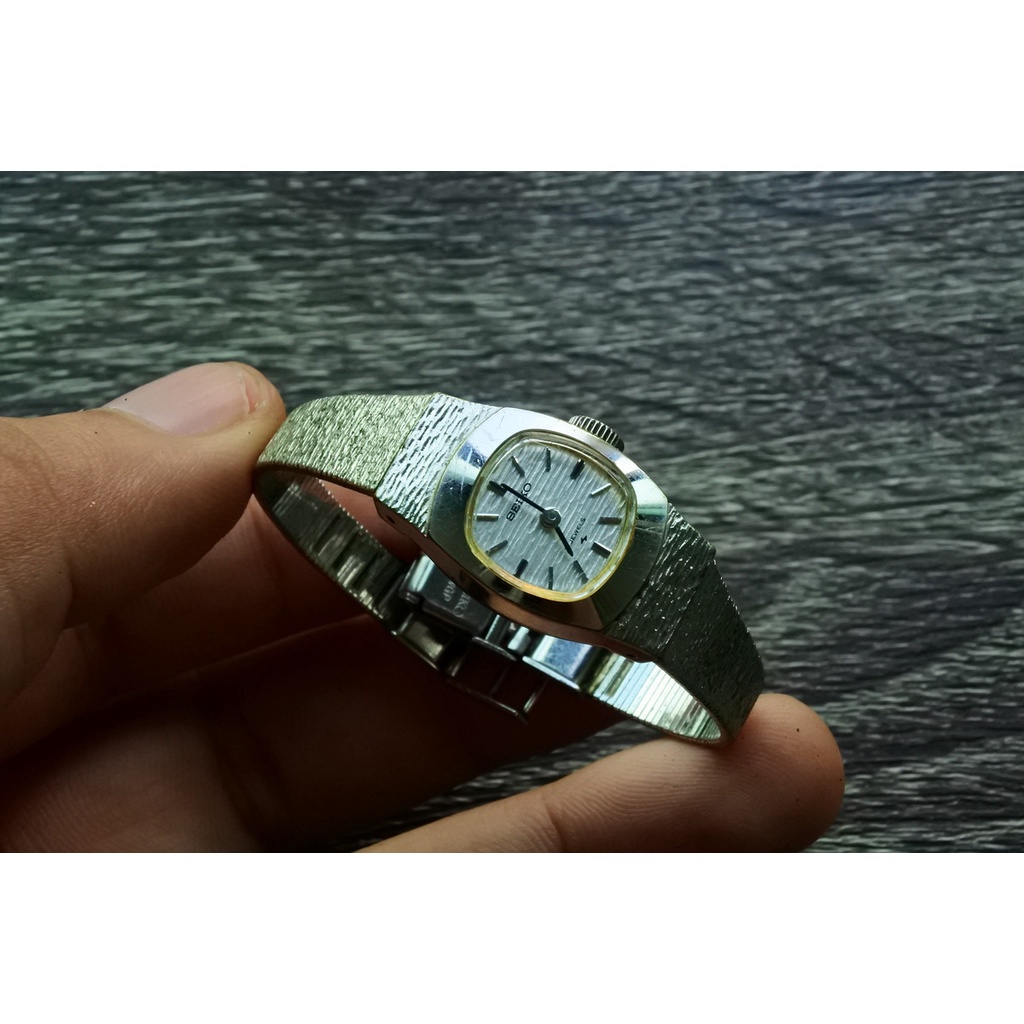 นาฬิกา Vintage มือสองญี่ปุ่น SEIKO ชุบทอง ชุบทอง ไขลาน ผู้หญิง ทรงสี่เหลี่ยม กรอบเงิน หน้าเงิน หน้าปัด 25mm