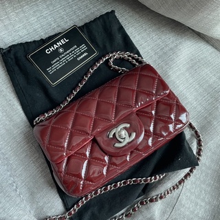 แท้100% Used Chanel mini sac 7 patent holo17 สีแดงburgundy สภาพโดยรวมดี มีดูดสีด้านใน ด้านนอกยังสวย อุปกรณ์ การ์ด ถุงผ้า