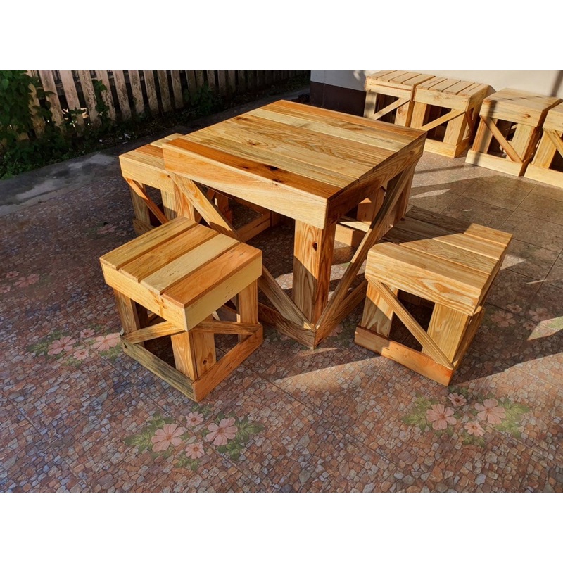 โต๊ะชุดวินเทจ  กว้าง70×70 สูง60 พร้อมเก้าอี้4ตัว ทำจากไม้สนนอก(ไม้พาเลท)ลายไม้สวยๆ ทนแข็งแรง เคลือบสีให้เรียบร้อย