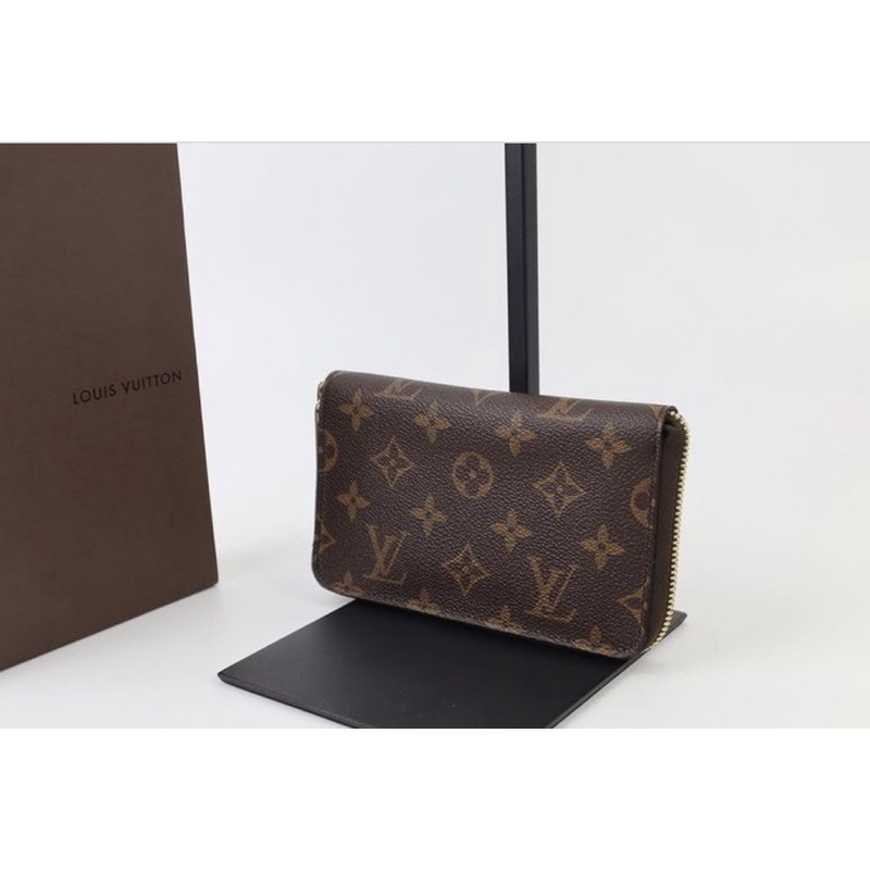 🔥 Sale : 13,990 Baht 🔥 #CS220802057   [ Used once*** ]  L V – Zippy Medium sz. (2015)   ๐ Color : Mn