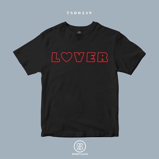 เสื้อยืด พิมพ์ลายตัวอักษร LOVER สีแดง ผ้านิ่มใส่สบาย (TS00249) #SOdAtee #SOdAPrintinG