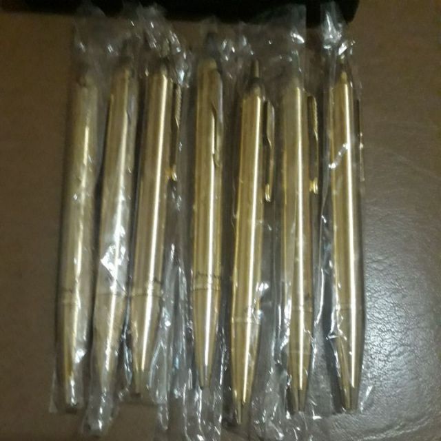 ปากกาด้ามสีทองของparkerราคาต่อ1ด้ามมีกล่องใส่นะคะ