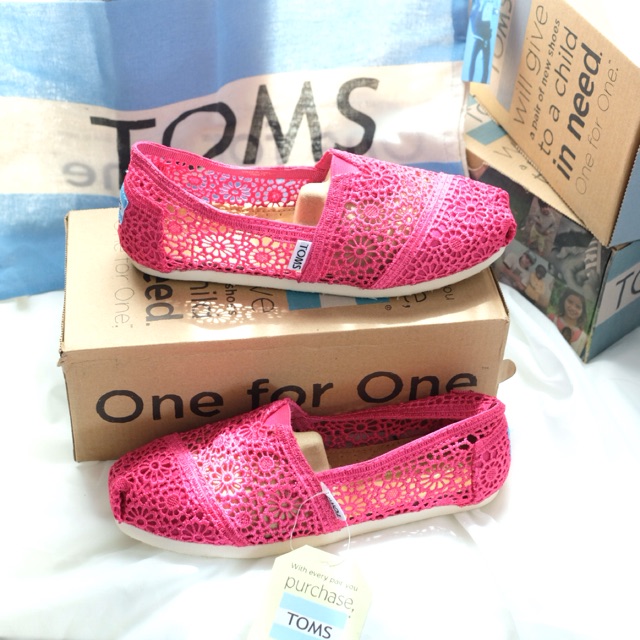 (อ่านรายละเอียดก่อนสังซื้อ)  ของแท้ Toms original แถมกระเป๋าผ้า  สีชมพูผ้าลูกไม้ / สีน้ำตาลผ้าทึบ ไซส์ 5.5 – 6.อา ราคา ถูกที่สุด ดีลบีเคเค แกลเลอรีภาพที่ 2