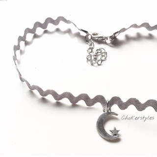 - grey wave choker with moon -