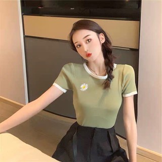 Women🍥พร้อมส่ง🍥เสื้อยืด ปักลายดอกเดซี่ ตัดขอบ คอและเเขน 47031-1