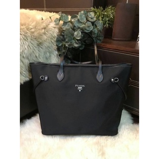 กระเป๋าสะพายทรงTote แบรนด์prada แท้