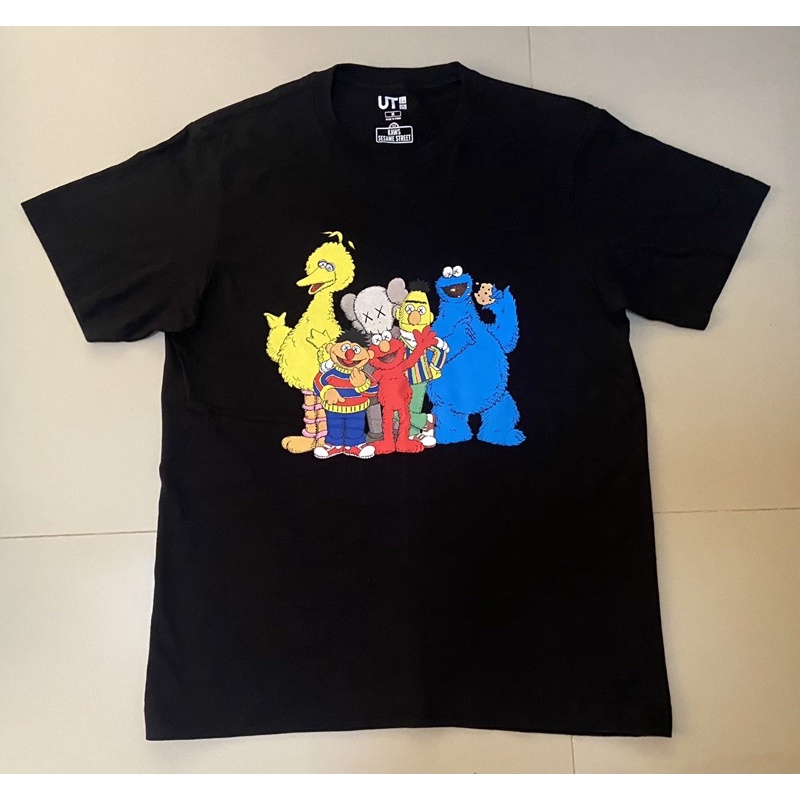 เสื้อยืดแขนสั้น uniqlo x kaws sesame street