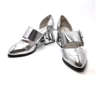 (MP8493)ลองเท้า Jeffrey Campbell กระเป๋าแบรนด์เนมมือสอง Used Jeffrey Campbell Low Heels 38 สี Silver Leather - Moppet