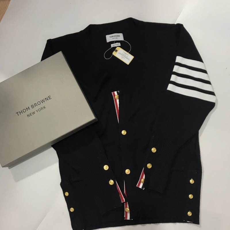 Tb - KNITTED CARDIGAN SWEATSHIRT สําหรับผู้ชายและผู้หญิง LONG SLEEVES THOM BROWN, NAVY 4 แถบสีขาว, ปุ่มสีเหลือง, แท็ก ENOUGH, FLAG BACK OF NECK, UNISEX CARDIGAN