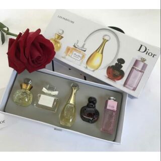 น้ำหอมมินิ แบรนด์ Dior  กลิ่นหอมมากกกก 
1 เซต มี 5 ขวด ขวดละ 5ml