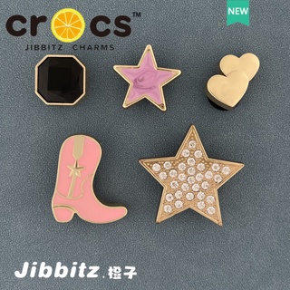 Crocs jibbitz charms โลหะรองเท้าดอกไม้แฟชั่นที่ไม่ซ้ํากันตกแต่งรองเท้าดอกไม้หัวเข็มขัด crocs อุปกรณ์ตกแต่งด้านบน