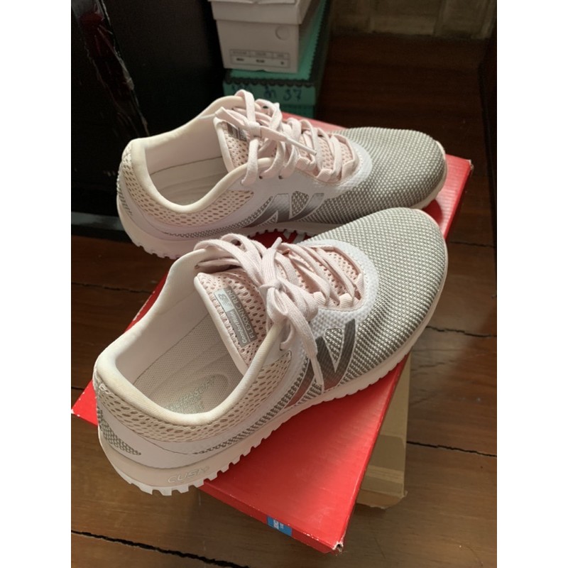 รองเท้าผ้าใบผู้หญิง New Balance