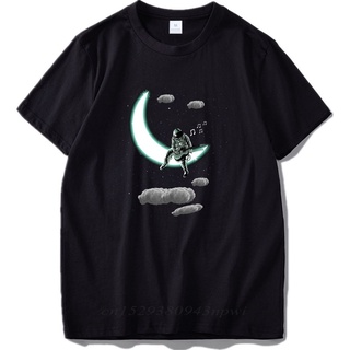 เสื้อยืดผ้าฝ้าย 100% พิมพ์ลายนักบินอวกาศ เล่น The Guitar On The Moon สีดํา แนวสตรีท ไซซ์ Eu สําหรับผู้ชายสามารถปรับแต่งไ