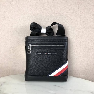 กระเป๋าสะพายTOMMY HILFIGER MINI CROSSBODY ด้านหน้ามีช่องซิปแบรนด์