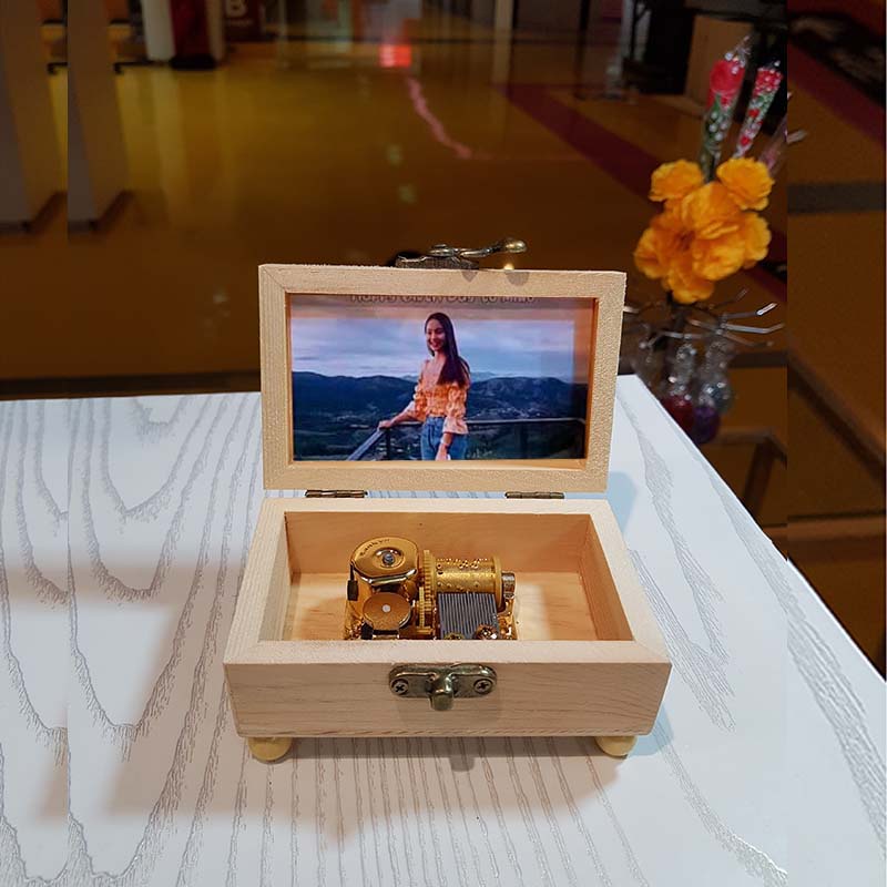 กล่องดนตรีไขลาน SANKYO เครื่องสีทอง ในกล่องไม้สนขนาดเล็ก พร้อมปริ้นรูปใส่ที่ฝากล่องให้เลยค่ะ (ส่งรูปมาทางข้อความ)
