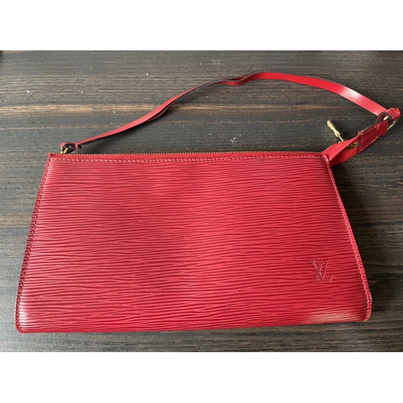 กระเป๋า LV pochette epi สีแดง มือสอง
