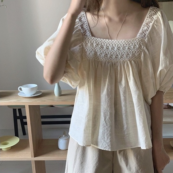 เสื้อผ้าแฟชั่นผู้หญิง ช่วงคอแต่งลูกไม้ลายฉลุ แขนพองB964