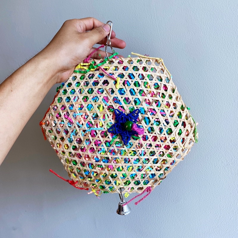 E-26 ของเล่นนกแก้ว ทำจากไม้ไผ่เส้น ให้นกแก้วได้แทะเล่น ด้านนอกทำจากไม้ไผ่สาน ด้านในเป็นกระดาษสีสันสวยงาม 25cm - รูปที่ 4