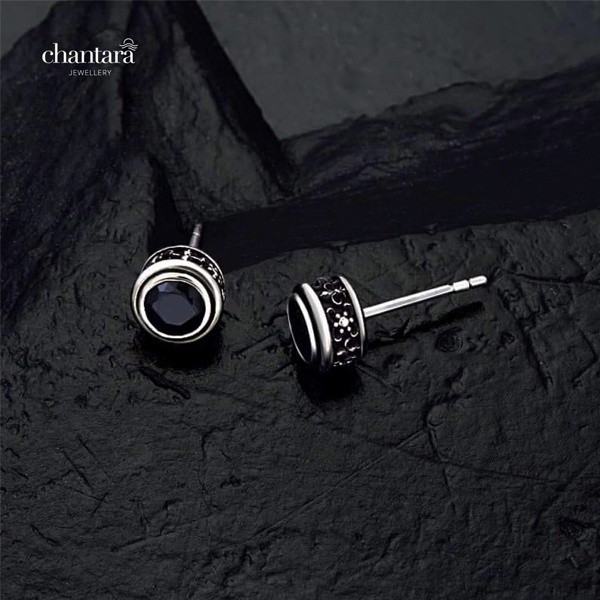CHANTARA -  ต่างหูนิล ต่างหูแป้น "Cocktail Earring With An Onyx Stone" ต่างหูเงินแท้925 ฟรีผ้าเช็ด