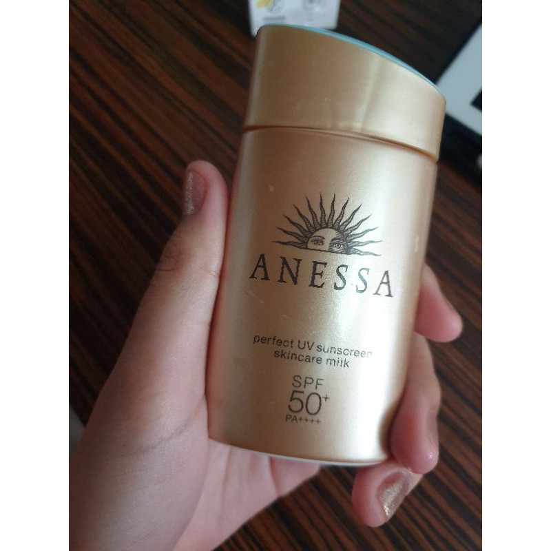 กันแดด anessa สีทอง ซื้อจากร้าน official ค่ะ