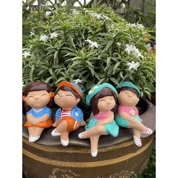 ตุ๊กตาเซรามิคตกแต่งสวน ขนาดใหญ่ ตุ๊กตาดินเผา นั่งห้อยขา คละสี