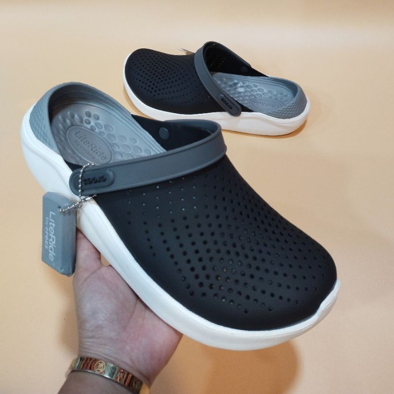Crocs LiteRide Clog รองเท้าคร็อคส์รุ่นฮิตได้ทั้งชายหญิงรองเท้าแตะ Crocs ผลิตจากยางอย่างดีนิ่มเบาไม่ลื่นใส่สะอาดเท้า