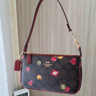 🎀 (สด-ผ่อน) ส่งฟรี คล้องมือ ลายซีสีน้ำตาลเข้ม Coach C7403 NOLITA 19 with Ornament print COACH C2898 with heart floral