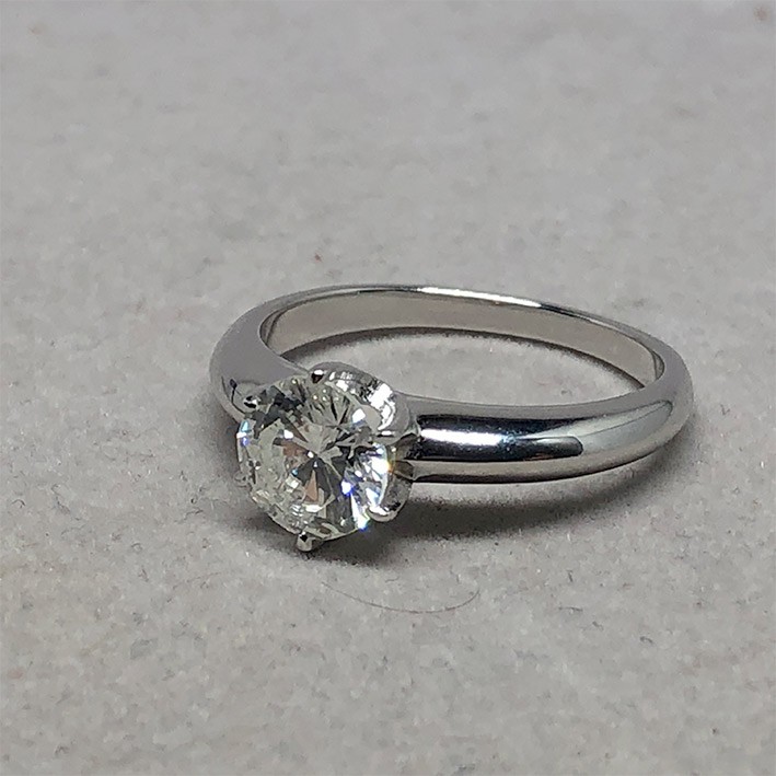 จิวเวอร์รี่มือสอง ของแท้ แหวนทองประดับเพชรแท้เม็ดหลักขนาด 0.95 กะรัต H color มาพร้อมใบเซอร์ GIA ตัวเรือน 18k White gold