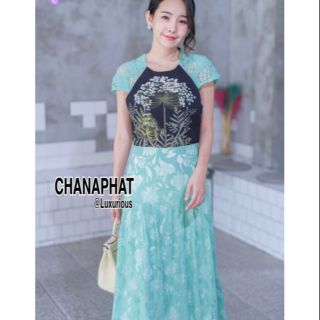 เดรสลูกไม้เขียว ตัวเสื้อเป็นงานพิมพ์ลาย By : Chanaphat