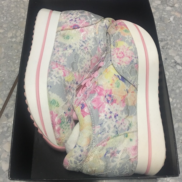 ร้องเท้าผ้าใบF.O.Fใส่แค่ครั้งเดียว ซื้อมา1,190ที่เซ็นทรัลพระราม9 ส่งต่อ600บาท/ค่าส่ง50 (ไซด์36) ต่อร