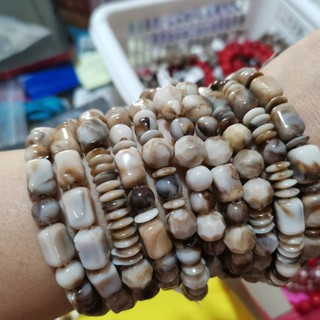 สร้อยข้อมือสวยงาน แบบใส่ง่ายๆๆ ใส่เล่น ราคาเบาๆๆ ราคาถูกมาก ซื้อหลายเส้นคุ้มก่วาอีก เปลี่ยนทุกวัน