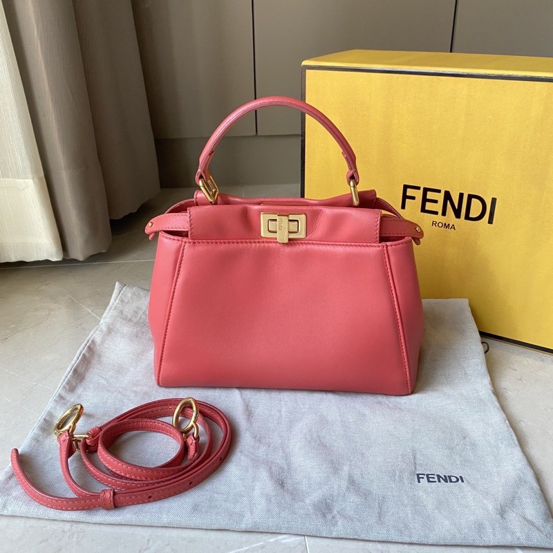 Very good condition‼️Fendi peekaboo pink mini ปี16 สภาพสวย ใช้งานมาทั่วไป สีหวานแหววมากค่า💖 พกพาง่าย