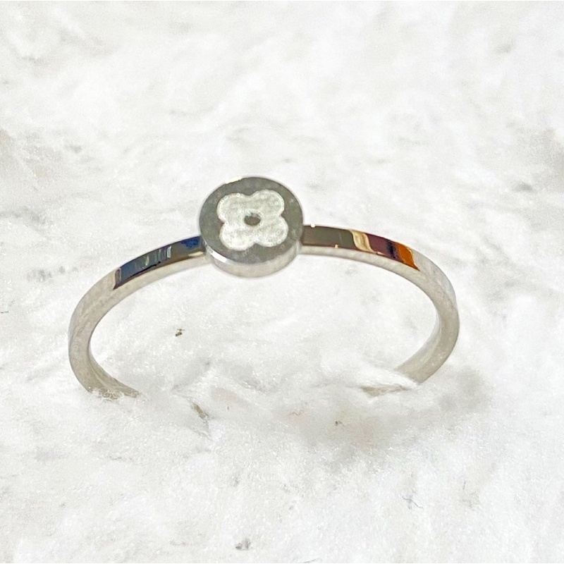 แหวนแฟชั่น แหวนแวนคลีฟ Van cleef ring ไม่ลอกไม่ดำ ปังไม่ไหวค่า โล๊ะๆจ้า