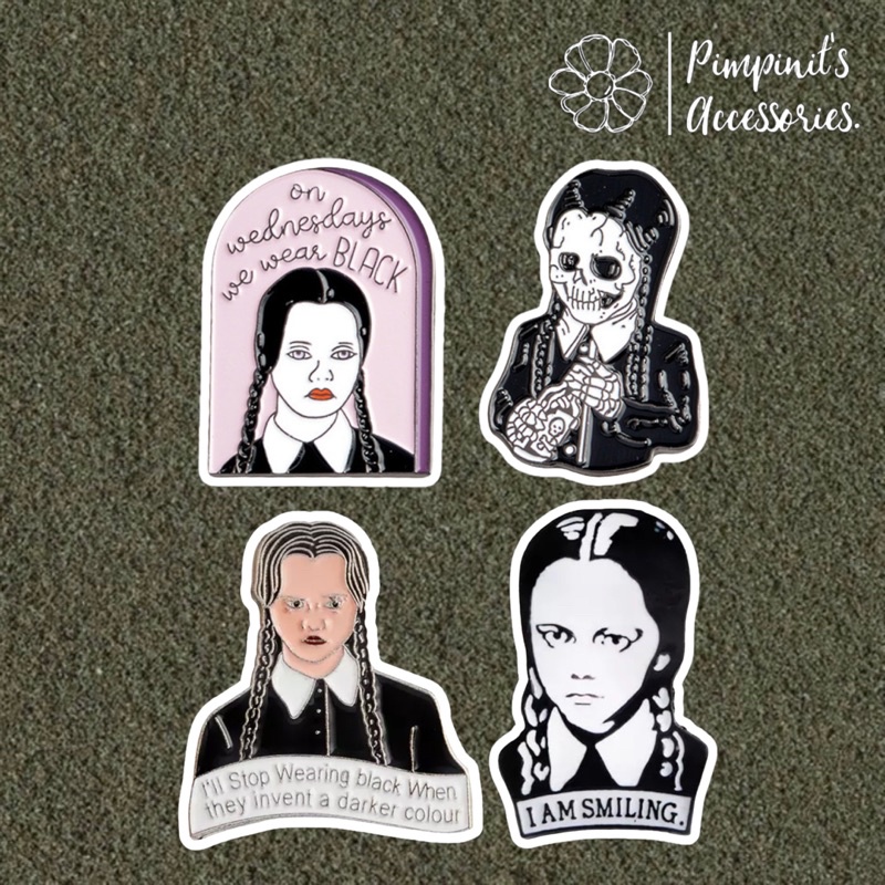 ʕ •ᴥ•ʔ พร้อมส่ง : เข็มกลัดมอร์ทิเชีย เวนส์เดย์ แอดดัมส์แฟมิลี่ | Morticia Wednesday Addams Family Enamel Brooch Pin.