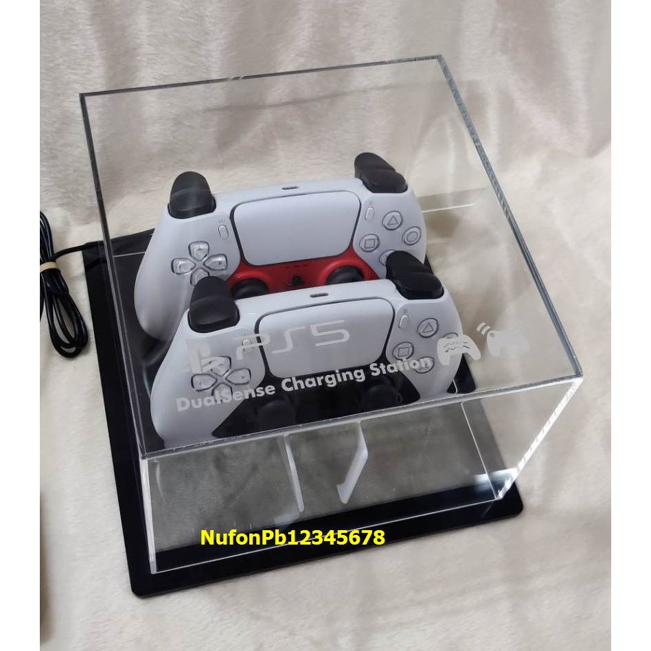 กล่องครอบกันฝุ่น กล่องครอบใสสำหรับวางที่ชาร์จจอย PS5 มียิงลายโลโก้ด้านบน เสียบกับฐานสีดำ ไม่ได้แถมแท่นชาร์จจ้า