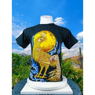 เสื้อยืด ลายไทย คอกลม สีดำ ลายไก่ชนกับพระจันทร์เต็มวง T320ABLACK