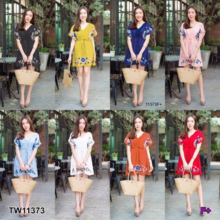 TwinsShopVip💗พร้อมส่ง TW11373 เดรสสั้นคอวีลายจุดปักดอกไม้